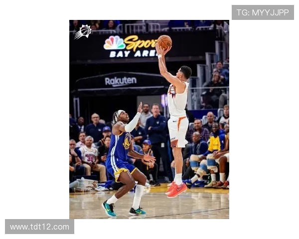 布克第三节状态火热10投6中狂砍16分4篮板4助攻连得12分助力球队反击