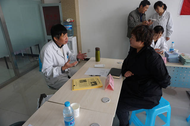 【新闻】深化&ldquo;两学一做&rdquo;活动,履行帮扶责任,关爱居民健康--三中心医院走进社区义诊活动